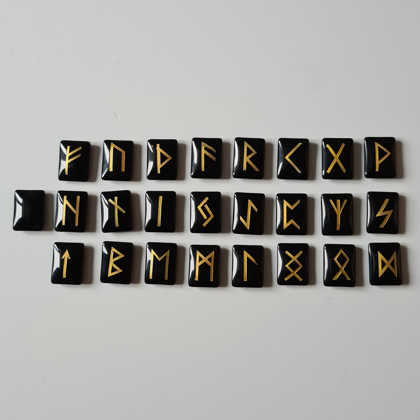 Rune Set – Elder Futhark – Obsidian – Carnelian